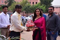 Meenakshi Dixit Launches Naturals Salon